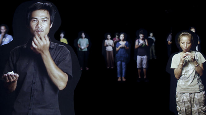 Tác phẩm Không đề của Nguyễn Trinh Thi là sự kết hợp giữa nghệ thuật sắp đặt video và nghệ thuật trình diễn - Ảnh: SAM