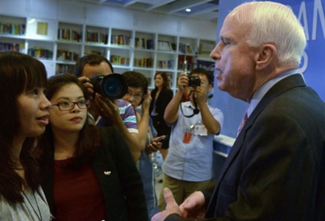 Thượng nghị sĩ John McCain gặp gỡ báo chí tại Hà Nội trong chuyến thăm đầu tháng 8 - Ảnh: AFP