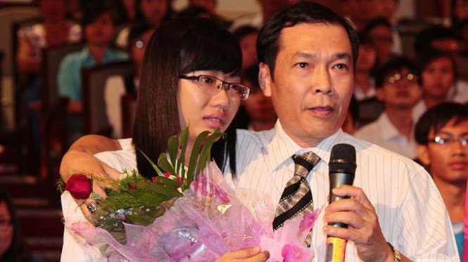 Ông Vũ Duy Hải, một doanh nhân, nhận bảo trợ cho bạn Trần Mộng Kha, sinh viên nghèo trong chương trình “Tiếp sức đến trường” 2013 của báo Tuổi Trẻ - Chí Quốc