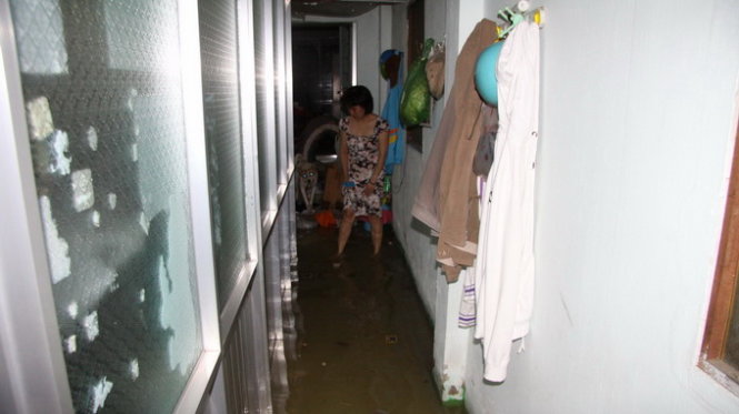 Người dân ở vùng quy hoạch “treo” thuộc khu phố 7, P. Thống Nhất, TP. Biên Hòa (Đồng Nai) bị nước mưa tràn vào, gây ngập nhà