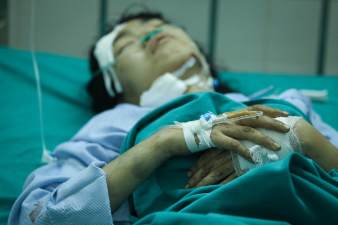Một nạn nhân nằm vẫn còn bất tỉnh tại Khoa ngoại chấn thương - Bệnh viện đa khoa tỉnh Lào Cai - Ảnh: Nguyễn Khánh