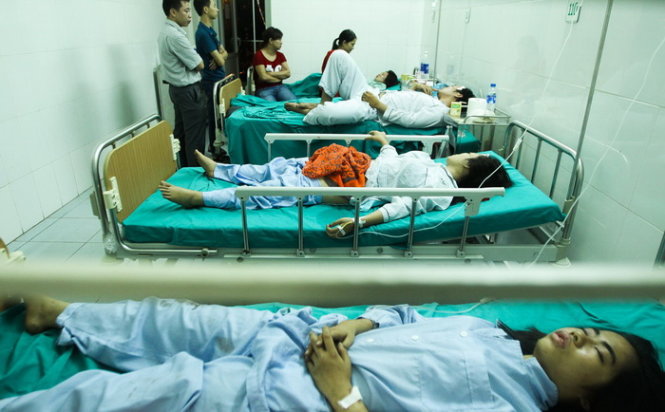 Các nạn nhân nằm điều trị  tại Khoa ngoại chấn thương - Ảnh: Nguyễn Khánh