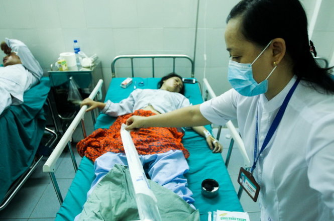 3g30 sáng, Bác sĩ tại bệnh viên đang chăm sóc sức khoẻ cho các nạn nhân - Ảnh: Nguyễn Khánh