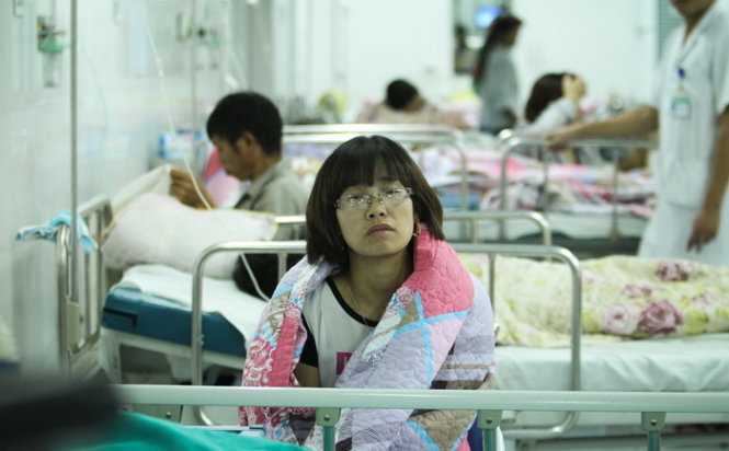 Vẻ lo lắng, căng thẳng hiện rõ trên mặt của gười nhà nạn nhân Nguyễn Trà My, ảnh chụp lúc 4g sáng ngày 2-9 - Ảnh: Nguyễn Khánh
