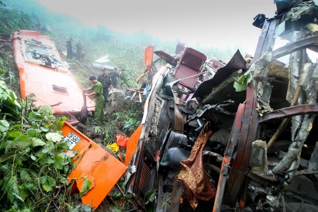 Chiếc xe ô tô khách vỡ tung tại vực sâu - Ảnh: Nguyễn Khánh