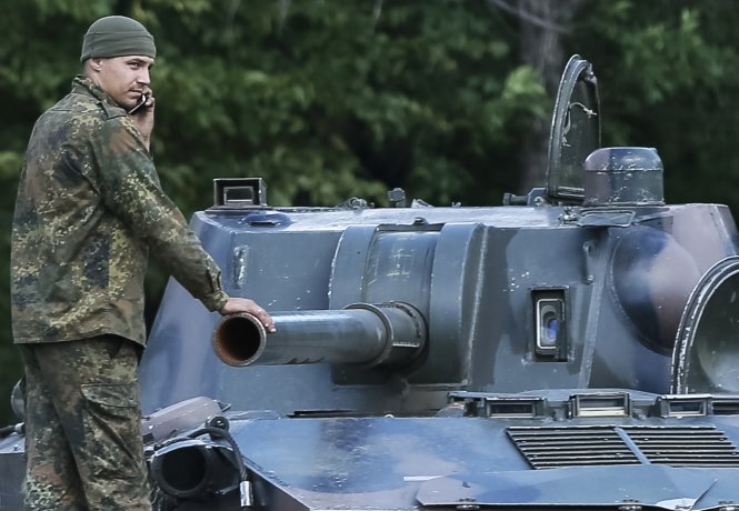 Một binh sĩ Ukraine đứng trên một chiếc xe bọc thép ở khu vực Donetsk - Ảnh: Reuters