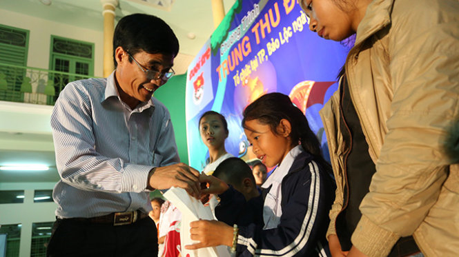 Ông Lê Trọng Tuấn, Phó chủ tịch UBND TP. Bảo Lộc, trao quà cho các em nhỏ có hoàn cảnh khó khăn - Ảnh: Mai Vinh