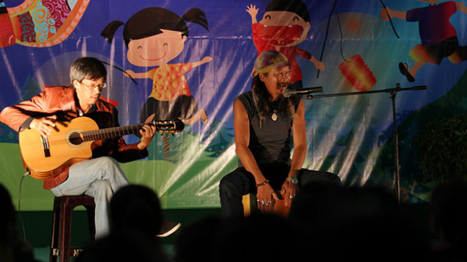 Hai nghệ sĩ đến từ Đà Lạt Lê Huy Cầm (phía phải ảnh) và MPK với ca khúc “Ông trăng xuống chơi” - Ảnh: Mai Vinh