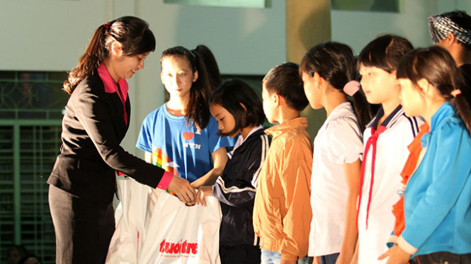 Nguyễn Thị Ngọc Sương, Đại diện Công ty Du lịch Việt (TP.HCM), trao quà cho các em nhỏ có hoàn cảnh khó khăn - Ảnh: Mai Vinh