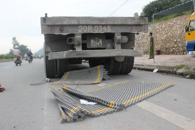 Hiện trường vụ trạm cân trên quốc lộ 1A, đoạn qua phường Bắc Sơn, thị xã Bỉm Sơn (Thanh Hóa) bị xe tải làm hỏng đêm 20- 8- Ảnh: Hà Đồng