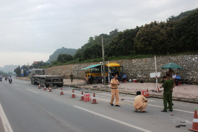 Hiện trường vụ trạm cân trên quốc lộ 1A, đoạn qua phường Bắc Sơn, thị xã Bỉm Sơn (Thanh Hóa) bị xe tải làm hỏng đêm 20- 8- Ảnh: Hà Đồng
