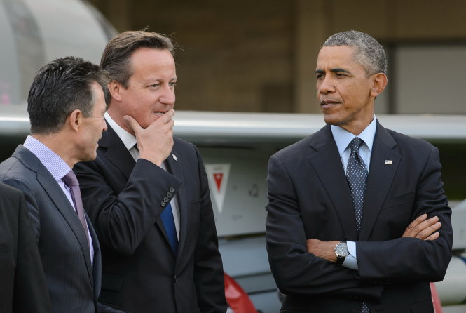 Tổng thống Mỹ Barack Obama, Thủ tướng Anh David Cameron và Tổng thư ký NATO Anders Fogh Rasmussen (từ phải sang) trao đổi bên lề hội nghị - Ảnh: AFP