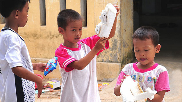 Quảng Ngãi: Những chú bé ở huyện đảo Lý Sơn tự chế ra những chiếc canô, tàu thủy bằng xốp biển - Ảnh: Ngô Công Hoàng