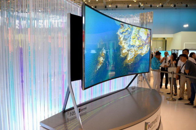 Tivi 4K màn hình linh hoạt (cong và thẳng tùy ý) từ Samsung tại IFA 2014 - Ảnh: Digital Trends