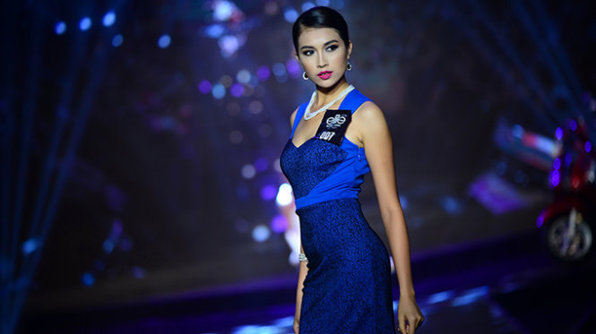 Thí sinh Đặng Thị Lệ Hằng - quán quân cuộc thi  Elite Model Look Vietnam 2014 - tạo dáng trong trang phục dạ tiệc ở đêm chung kết - Ảnh: Quang Định
