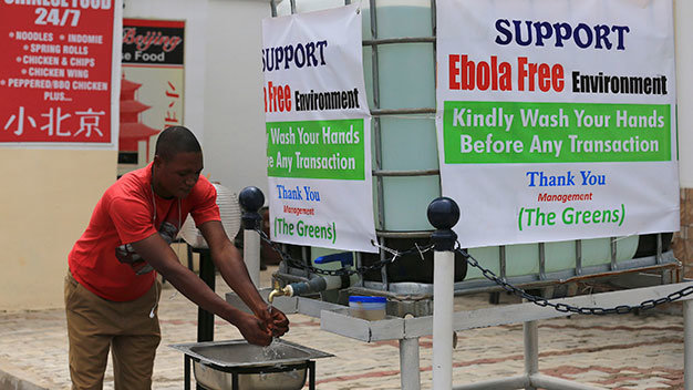 Một điểm hỗ trợ phòng chống Ebola ở Abuja (Nigeria). Cho đến nay, tự phòng vệ như vệ sinh sạch sẽ vẫn là ưu tiên hàng đầu - Ảnh: Reuters