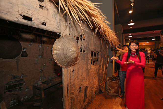 Không gian nhà tranh vách đất của người nông dân xưa được dựng lên trong không gian triển lãm - Ảnh Việt Dũng