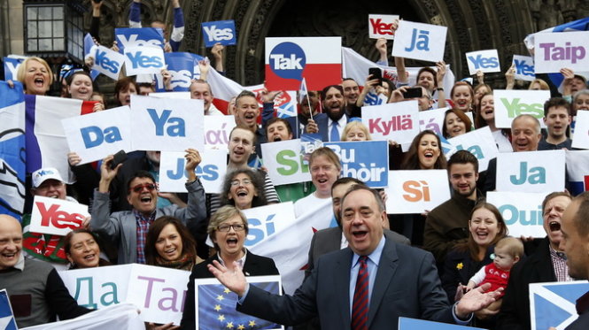 Người Scotland biểu tình ủng hộ việc tách khỏi vương quốc Anh - Ảnh: Reuters