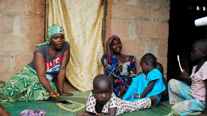 Phụ nữ và trẻ em Nigeria phải trốn chạy sang các làng khác bởi sự tàn ác của Boko Haram - Ảnh: Reuters