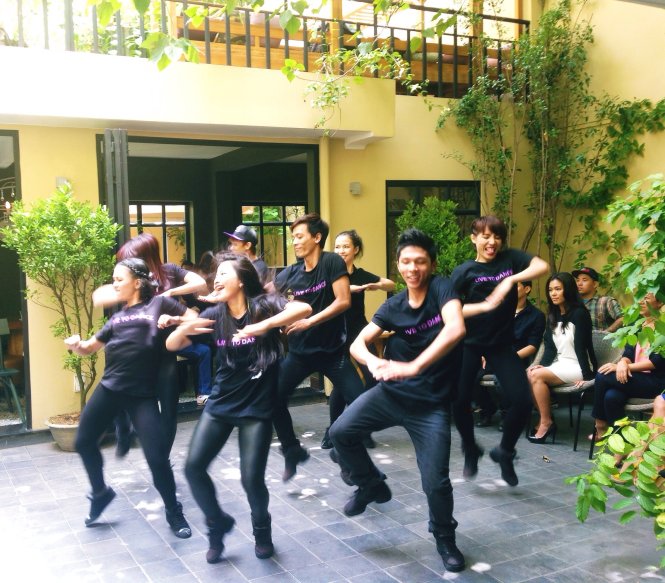 Các vũ công trẻ của Dance Center biểu diễn “sống” tại chỗ một vài trích đoạn trong live show múa Sống - Ảnh: Minh Trang