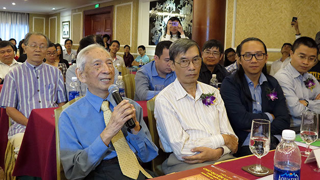 Nhà nghiên cứu Nguyễn Đình Đầu (hàng đầu, bìa trái) và nhà nghiên cứu Trần Quang Đức (thứ ba từ trái) giao lưu với cử tọa tại buổi công bố giải thưởng Sách hay 2014 - Ảnh: L.Điền