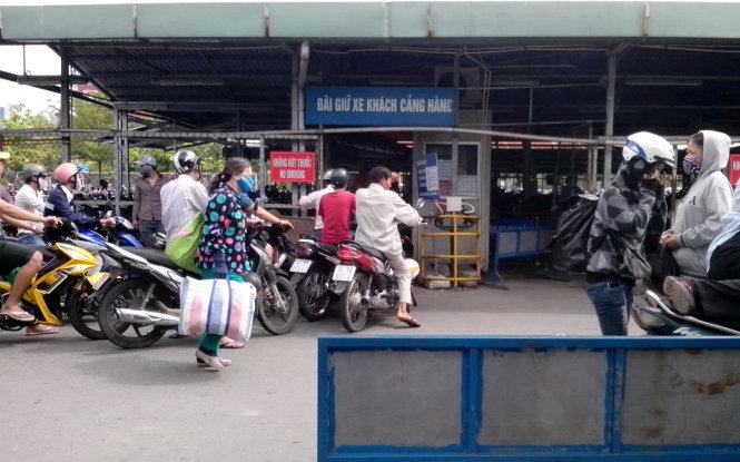 Lối vào ở bãi xe khu vực sân bay Tân Sơn Nhất lúc nào cũng đông khách - Ảnh: Q.Khải
