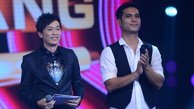 Hoài Linh (trái) dẫn chương trình Tôi là người chiến thắng - Ảnh: Quang Định