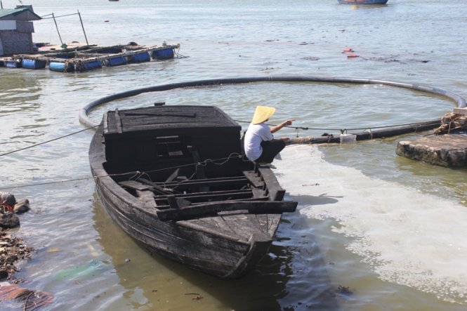 Chiếc thuyền câu mực bị cháy rụi - Ảnh: Cảnh Phúc