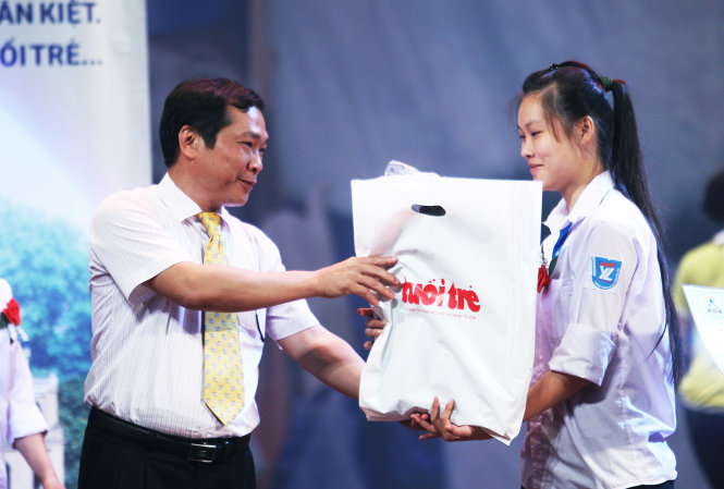 Ông Vũ Duy Hải, chủ tịch HĐQT, Tổng giám đốc công ty cổ phần Vinacam tặng quà một nữ tân sinh viên hoàn cảnh khó khăn học giỏi - Ảnh Nguyễn Khánh