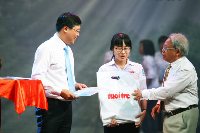 Anh Lê Quốc Phong và GS Nguyễn Mậu Bành Phó chủ tịch T.Ư Hội khuyến học Việt Nam (từ trái qua phải) trao tặng quà cho tân sinh viên có hoàn cảnh khó khăn - Ảnh Nguyễn Khánh