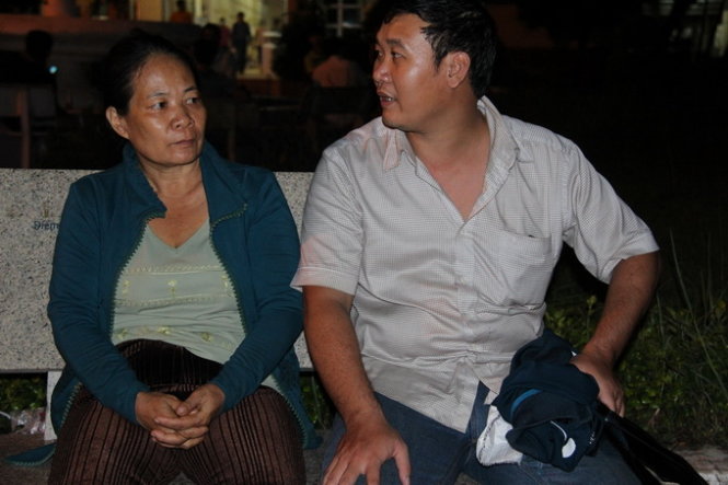 Bà ngoại bé Ngân cám ơn anh Nguyễn Duy Hưng là người đã đưa bé Ngân đi bệnh viện. ẢNH: BÁ SƠN
