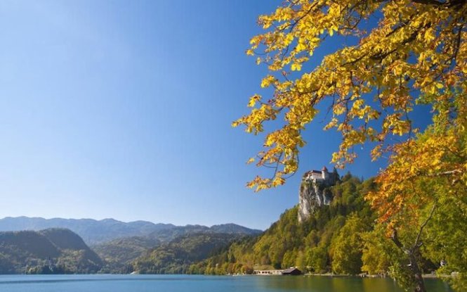 Thác nước, hồ xanh, những ngọn núi kì vĩ, rừng cây ngã màu cam, vàng, đỏ…tại khu vườn quốc gia nằm phía bắc tỉnh Sichuan, Trung Quốc sẽ mang đến những trải nghiệm thú vị cho du khách. Nơi đây được UNESCO công nhận Di sản thế giới - Ảnh: Telegraph