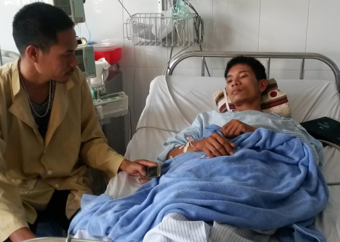 Anh Cao Văn Nam (26 tuổi, trú tại huyện Hải Hà, tỉnh Quảng Ninh) đang điều trị tại bệnh viện đa khoa Bãi Cháy. Anh Nam đã bắt đầu hồi tỉnh, sức khỏe chuyển biến tốt - Ảnh: Thân Hoàng