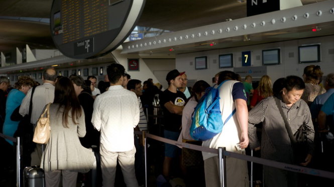 Hành khách Air France xếp hàng chờ đợi tại sân bay Charles de Gaulle ở Paris - Ảnh: AFP