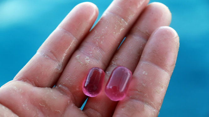 Hai viên bi nhựa được cho vào dương vật - Ảnh: Ngọc Hiển