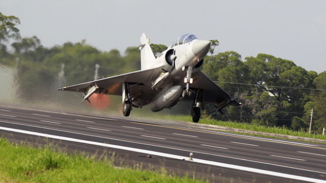 Máy bay Mirage 2000-5 của Đài Loan cất cánh từ đường cao tốc sau khi tiếp nhiên liệu và đạn dược - Ảnh: Reuters