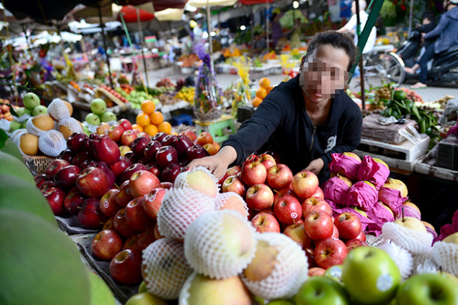 Không phải người tiêu dùng nào cũng phân biệt được đâu là táo Trung Quốc, đâu là táo Mỹ nếu không được hướng dẫn cụ thể. Trong ảnh:  một sạp trái cây tại chợ Phạm Văn Hai (Tân Bình, TP.HCM) - Ảnh: H.Khoa 