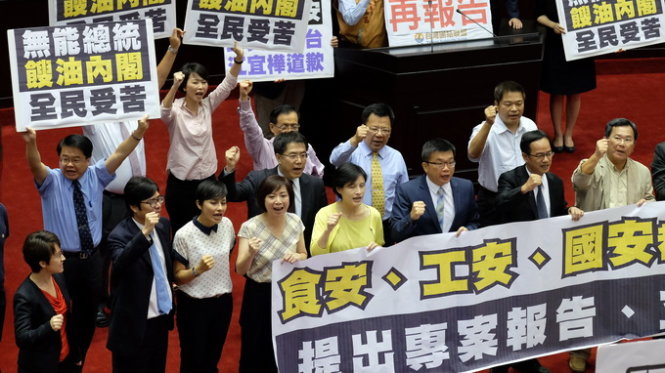 Các nghị sĩ đối lập ở Đài Loan biểu tình đòi chính phủ phải xin lỗi vì xìcăngđan dầu bẩn - Ảnh: AFP