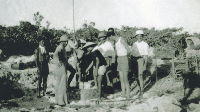 Đào giếng lấy nước ngọt trên đảo Hoàng Sa (ảnh chụp năm 1938) - Ảnh tư liệu