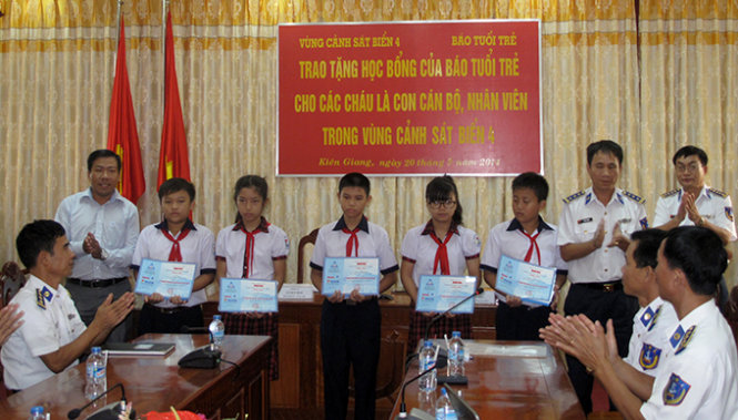 Leg: Đại diện báo Trẻ và lãnh đạo Vùng cảnh sát biển 4 trao học bổng cho các cháu - Ảnh: Duy Khánh