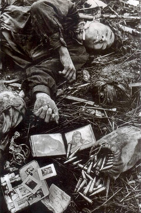 Bức ảnh Don Mc Cullin chụp người lính Việt Nam hi sinh tại Huế năm 1968. Mong muốn của Don Mc Cullin là tìm được người thân của người lính để được hoàn trả những kỷ vật mà ông đang giữ.