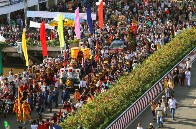Hàng ngàn người dân tập trung về công viên Nguyễn Trung Trực chứng kiến lễ rước sắc thần và nghi thức dâng hương - Ảnh: Nguyễn Định