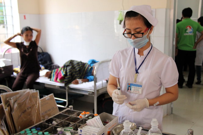Các y tá chuẩn bị tiêm thuốc cho bệnh nhân tại Bệnh viện đa khoa tỉnh Đắk Lắk. Ngành y tế tỉnh này hiện thiếu 1.600 bác sĩ, y tá, điều dưỡng. - Ảnh: Trung Tân