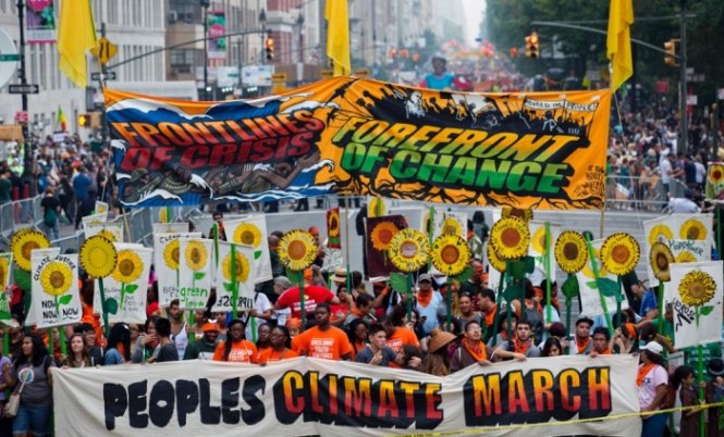 Hàng nghìn người tập trung tại quảng trường Columbus, New York (Mỹ) thực hiện cuộc diễu hành People’s Climate March - Ảnh: AP