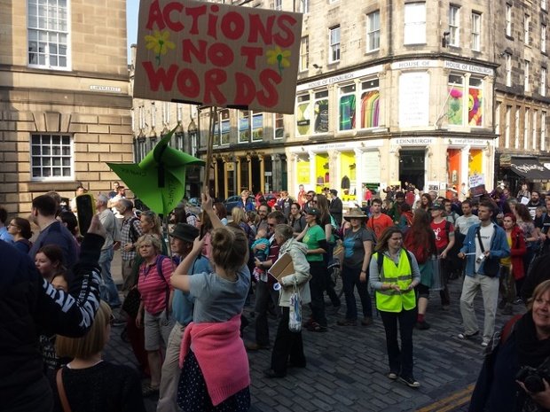 Nhóm diễu hành tập trung tại Royal Mile, Edinburgh (Scotland) - Ảnh: Guardian
