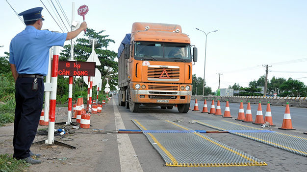Kiểm tra trọng tải xe tại trạm cân lưu động trên QL 51, đoạn thuộc tỉnh Đồng Nai - Ảnh: Đông Hà