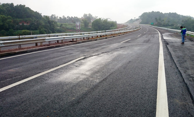 Vết nứt dài 75 m xuất hiện trên cao tốc Nội Bài – Lào Cai (ảnh VEC)