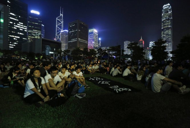 Các sinh viên biểu tình trước quận trung tâm thương mại của Hong Kong hôm 23-9 - Ảnh: Reuters