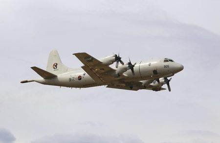 Máy bay P-3 Orion cất cánh từ căn cứ RAAF Pearce (Úc) - Ảnh: Reuters