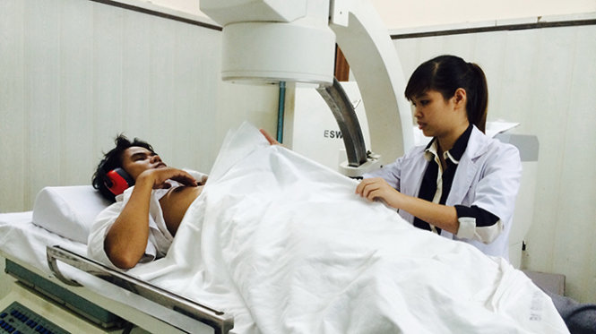 Chuẩn bị tán sỏi thận cho một bệnh nhân tại Bệnh viện Bình Dân TP.HCM - Ảnh: Thanh Hà